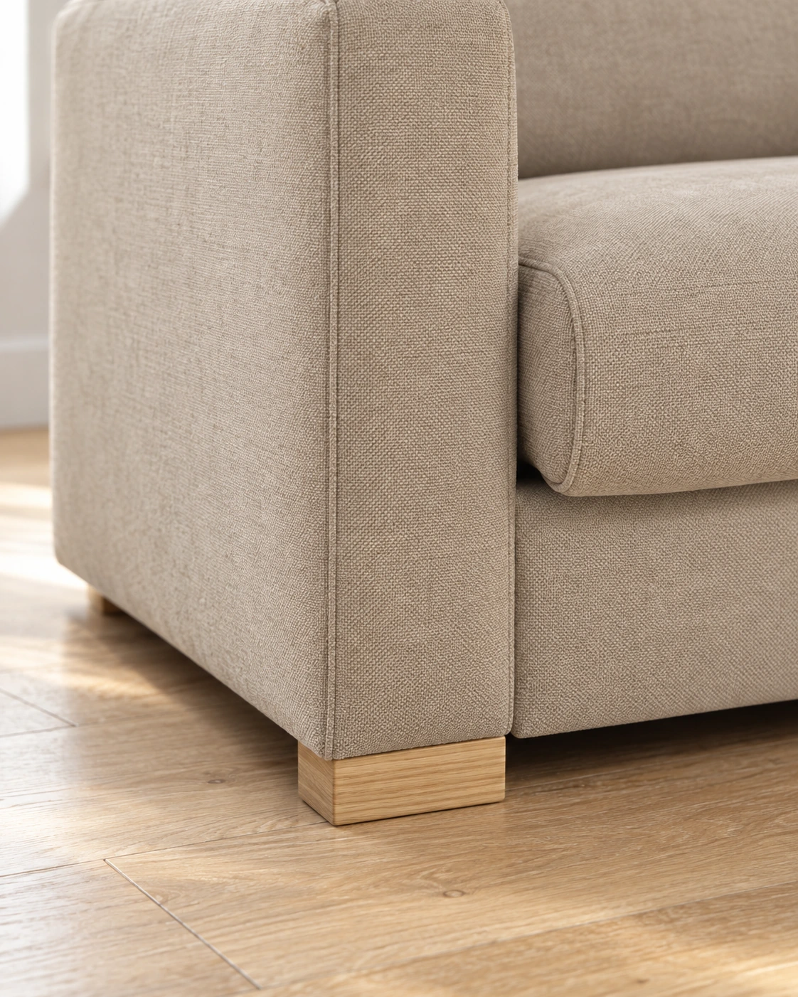 Detalle de la pata baja de madera y la tapicería del sofá Brisa.