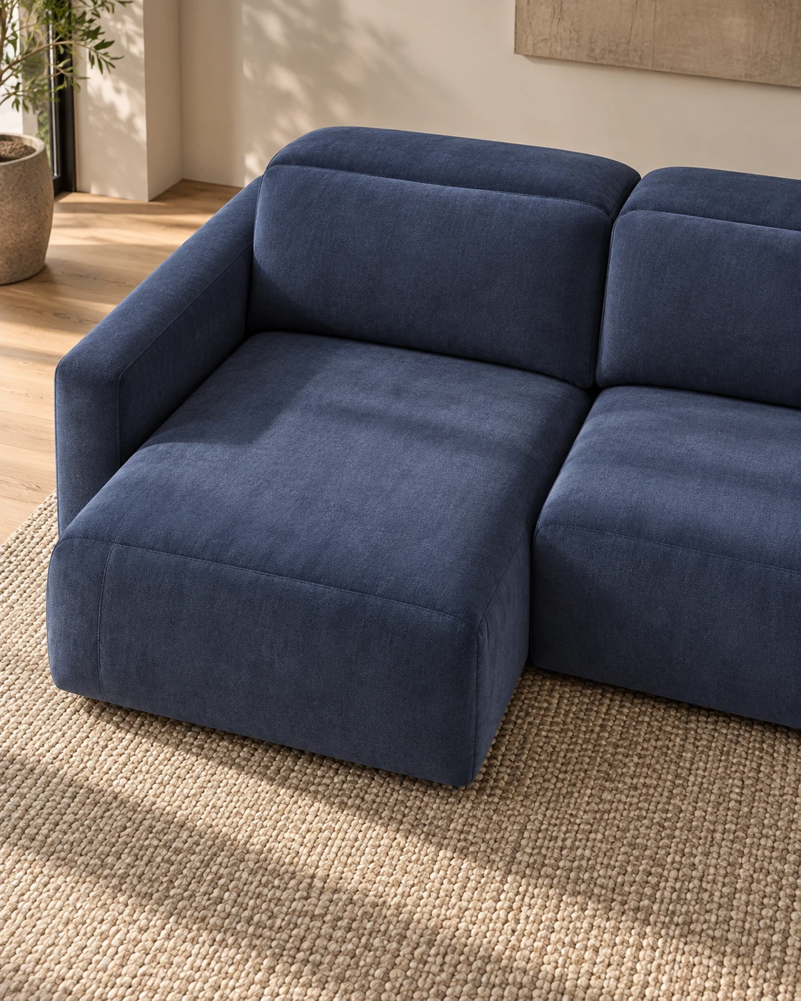 Detalle del asiento deslizante extendido del sofá Mara junto a otro asiento recogido, en tapicería azul.