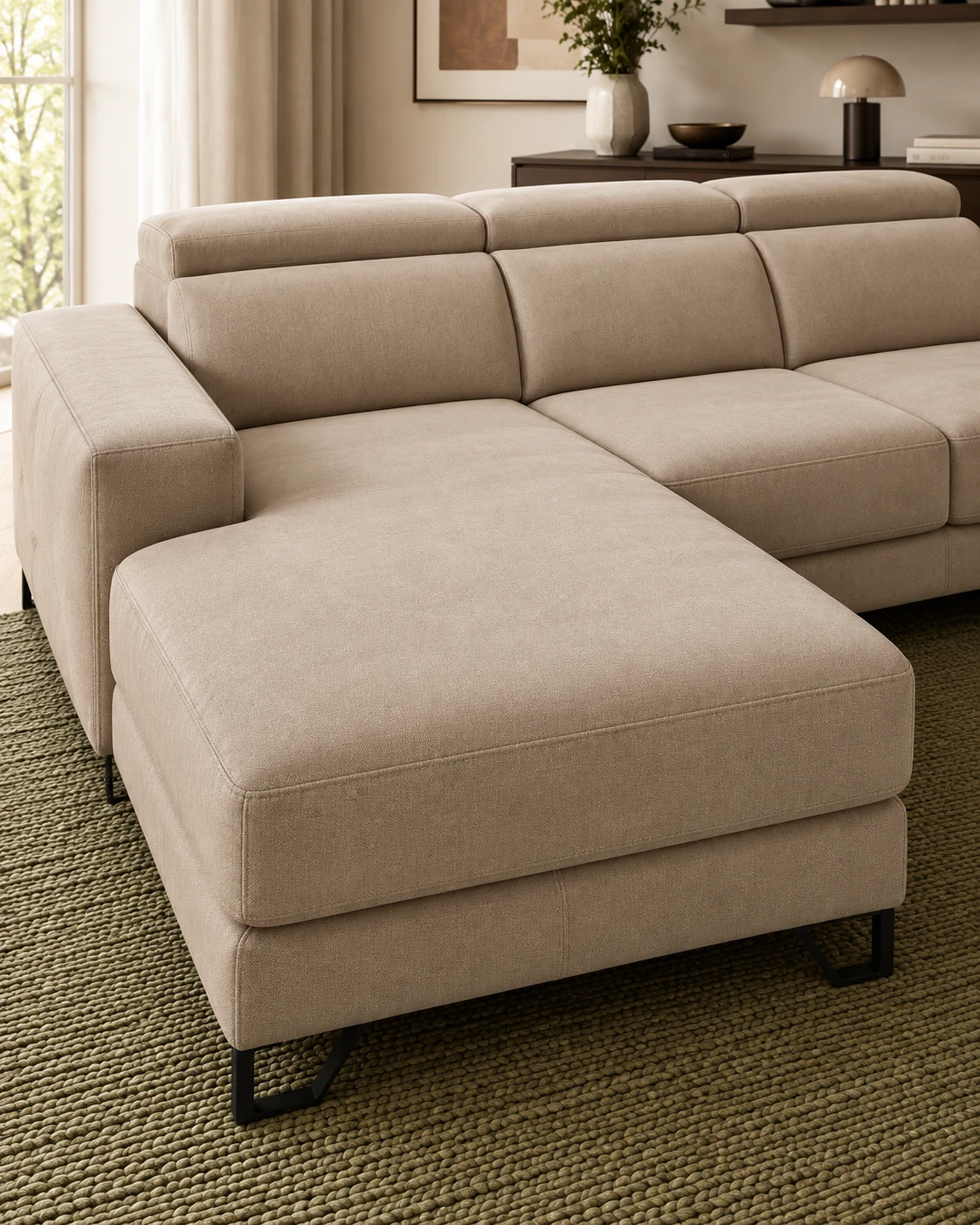 Primer plano de la chaise longue del sofá Siena beige, con la superficie del asiento, costuras y tapizado visibles.