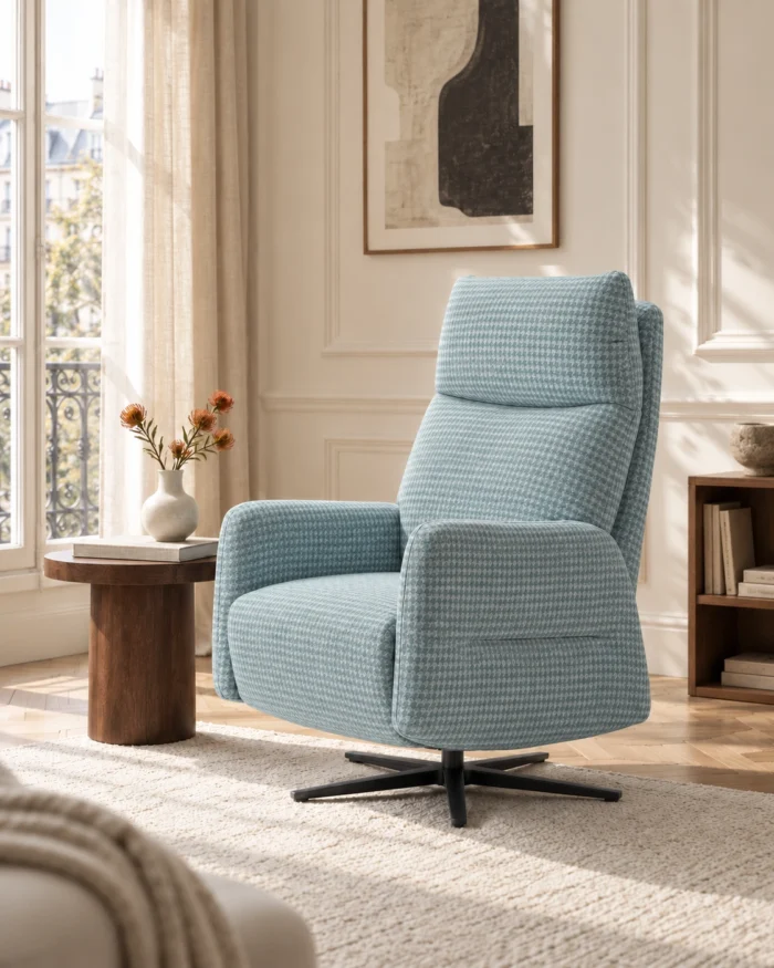 Sillón Cierzo azul de pata de gallo con base giratoria, en un salón luminoso
