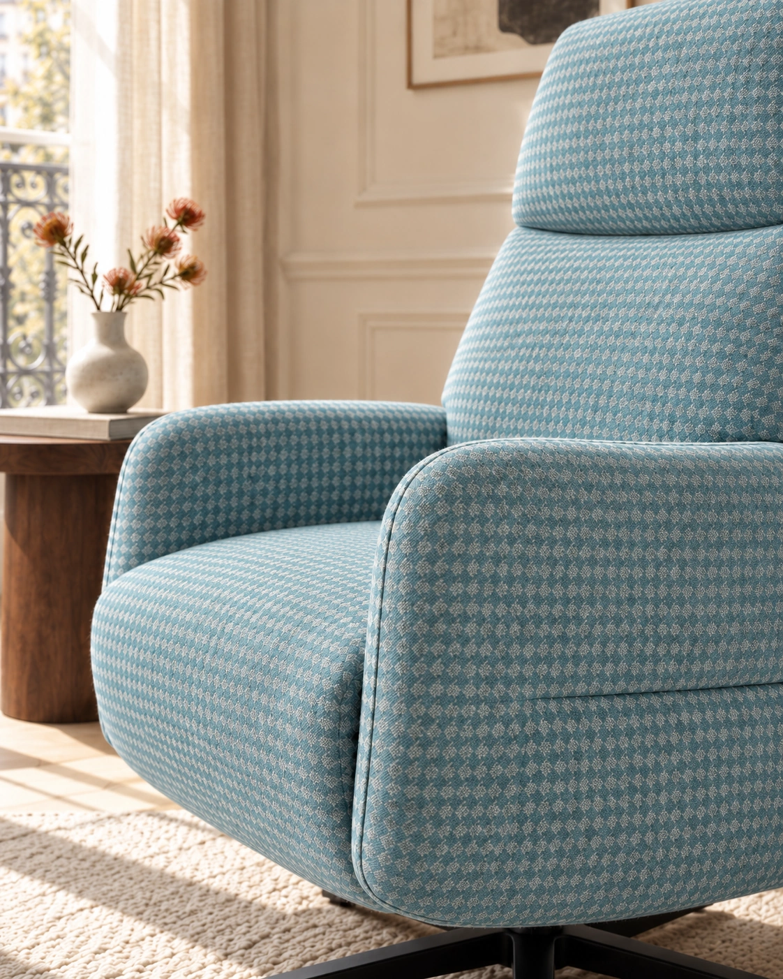 Detalle del brazo, asiento y tapizado azul de pata de gallo del sillón Cierzo