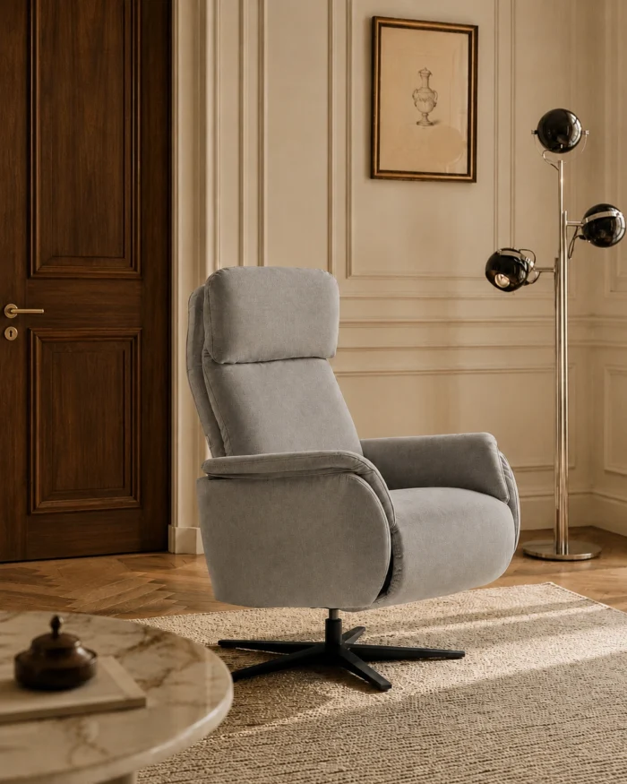 Sillón Dalia gris en un salón con molduras y suelo de madera