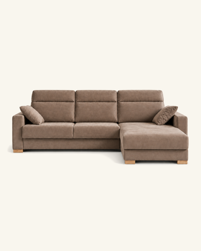 Sofá Alba con chaise longue Sofá Alba en tono topo con chaise longue a la derecha, brazos rectos y respaldos divididos sobre fondo beige.