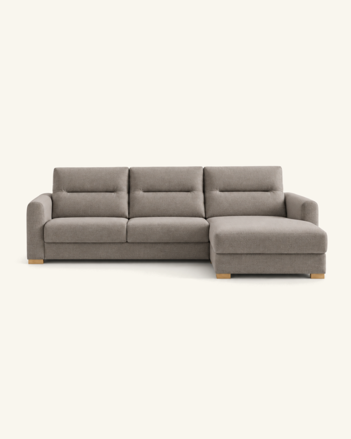 Sofá Brisa con chaise longue Sofá Brisa con chaise longue y patas bajas de madera sobre fondo beige.