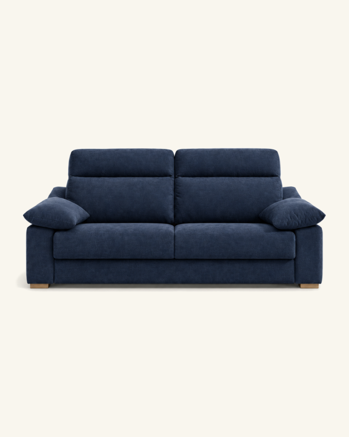 Sofá cama Nara de dos plazas en azul marino, con brazos acolchados y patas bajas de madera, sobre fondo beige.