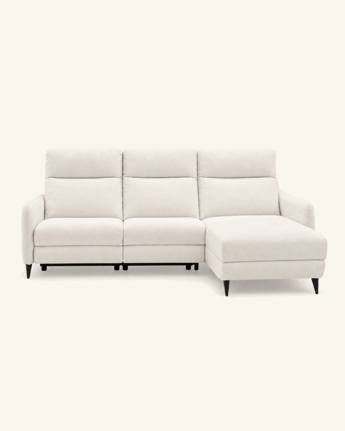 sofa-olivo-chaise-longue-beige-azahar Visualización del sofá Olivo en composición chaise longue, sobre fondo beige Azahar.