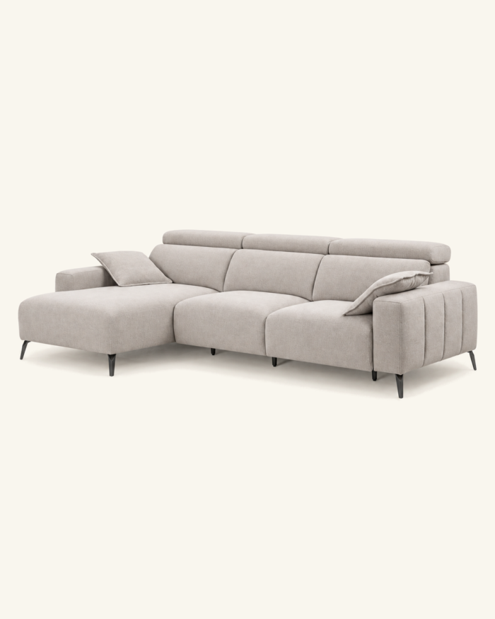 sofa-valeria-chaise-longue-beige-azahar Visualización del sofá Valeria en composición chaise longue, sobre fondo beige Azahar.