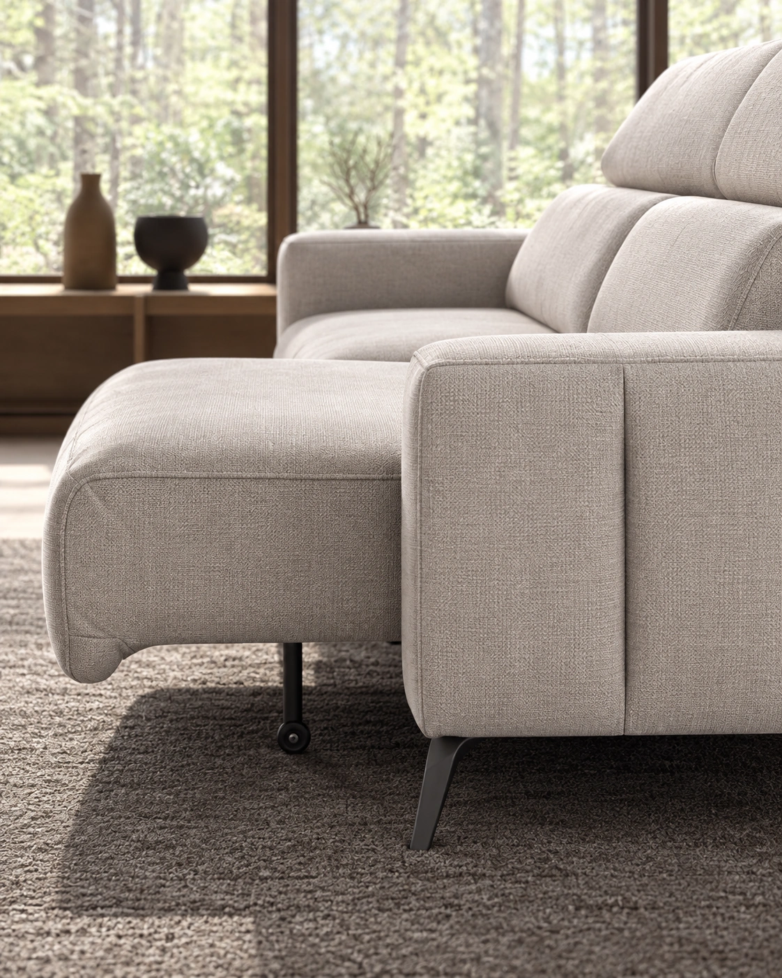 Detalle del sistema deslizante del sofá Valeria con el asiento extendido en tela beige claro