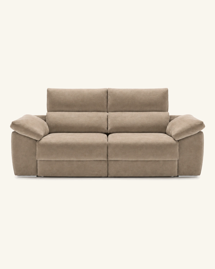 Sofá Aneto de dos plazas sobre fondo beige.
