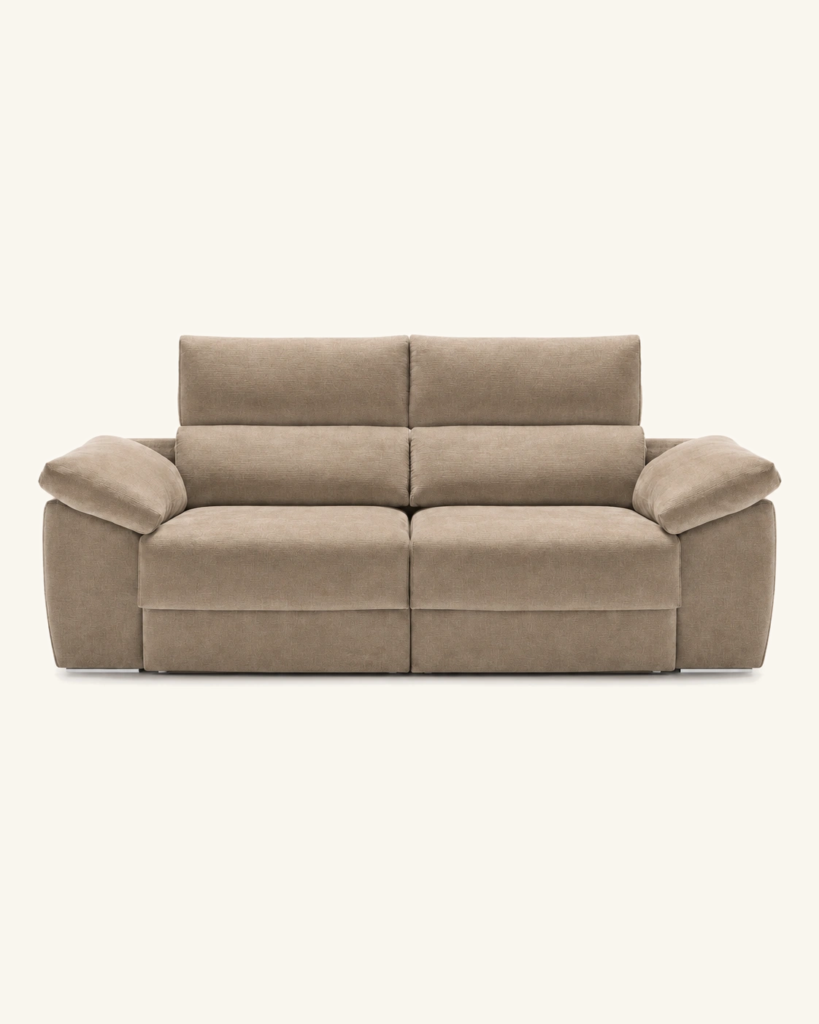 Sofá Aneto de dos plazas sobre fondo beige.