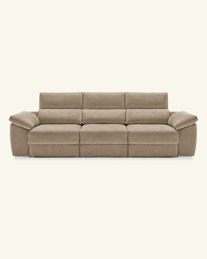 Sofá Aneto de tres plazas sobre fondo beige.