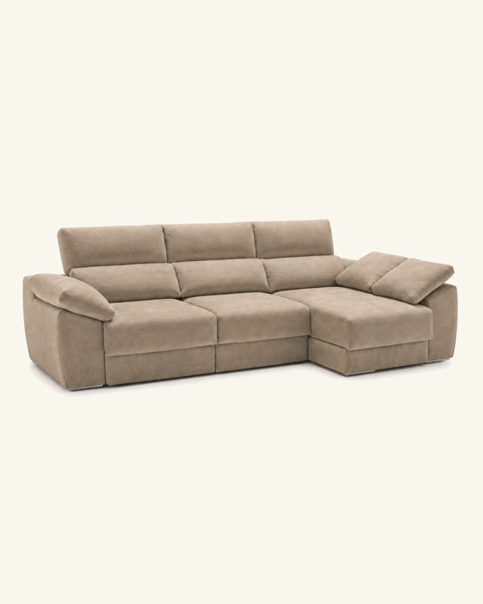sofa-aneto-chaise-longue-fondo-beige-beige-azahar Sofá Aneto con chaise longue a la derecha sobre fondo beige.