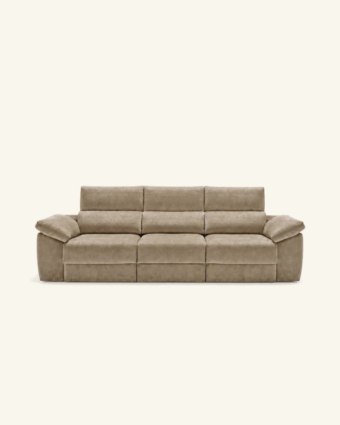 Sofá Aneto de tres plazas con cabezales reclinables sobre fondo beige.