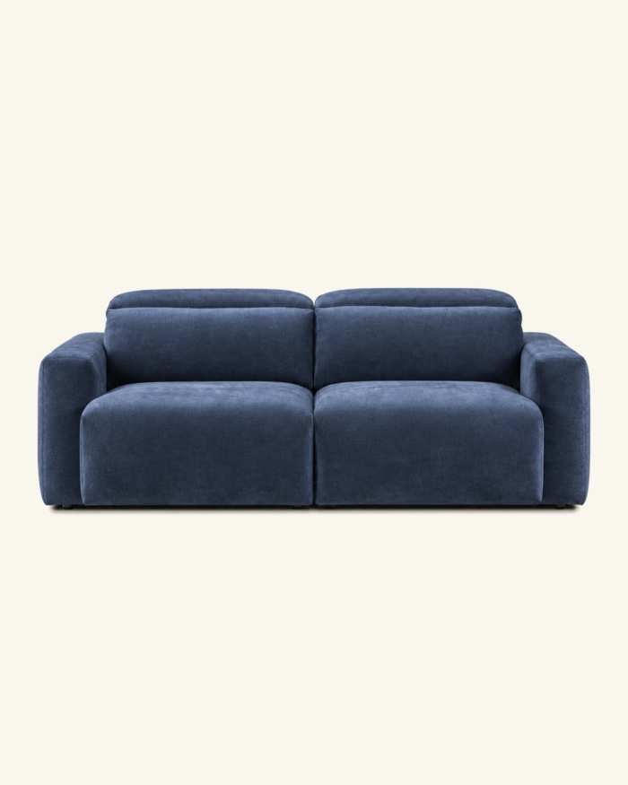 Visualización del sofá Mara de dos plazas, tapizado azul, sobre fondo beige Azahar.
