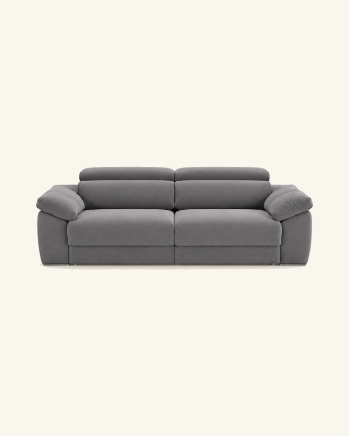 Sofá Alquézar gris de dos plazas sobre fondo beige.