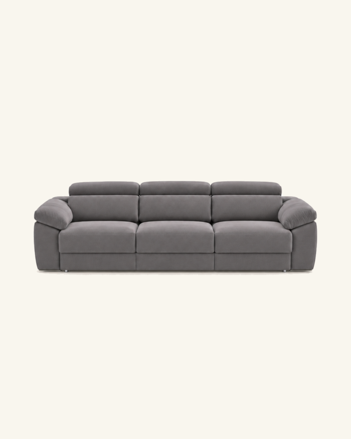 Sofá Alquézar gris de tres plazas sobre fondo beige.