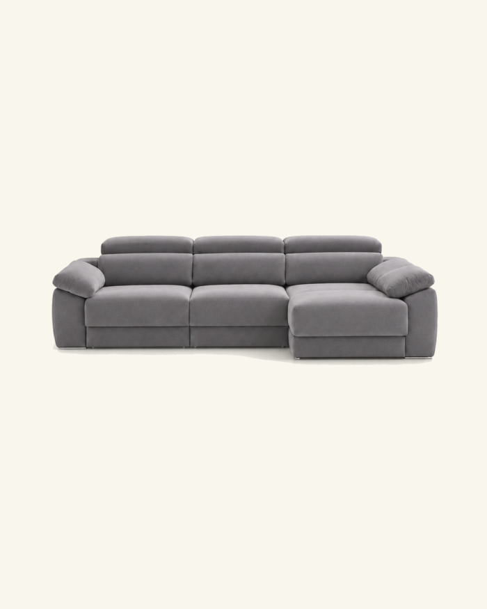 Alquézar — chaise longue Sofá Alquézar gris con chaise longue sobre fondo beige.