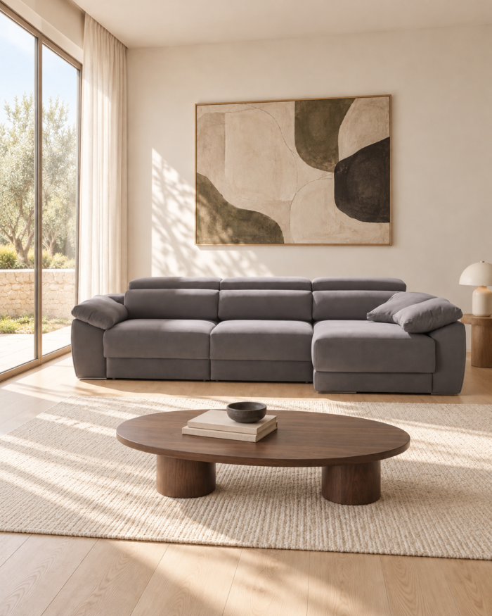 Sofá Alquézar gris con chaise longue en salón contemporáneo, visto junto al ventanal.