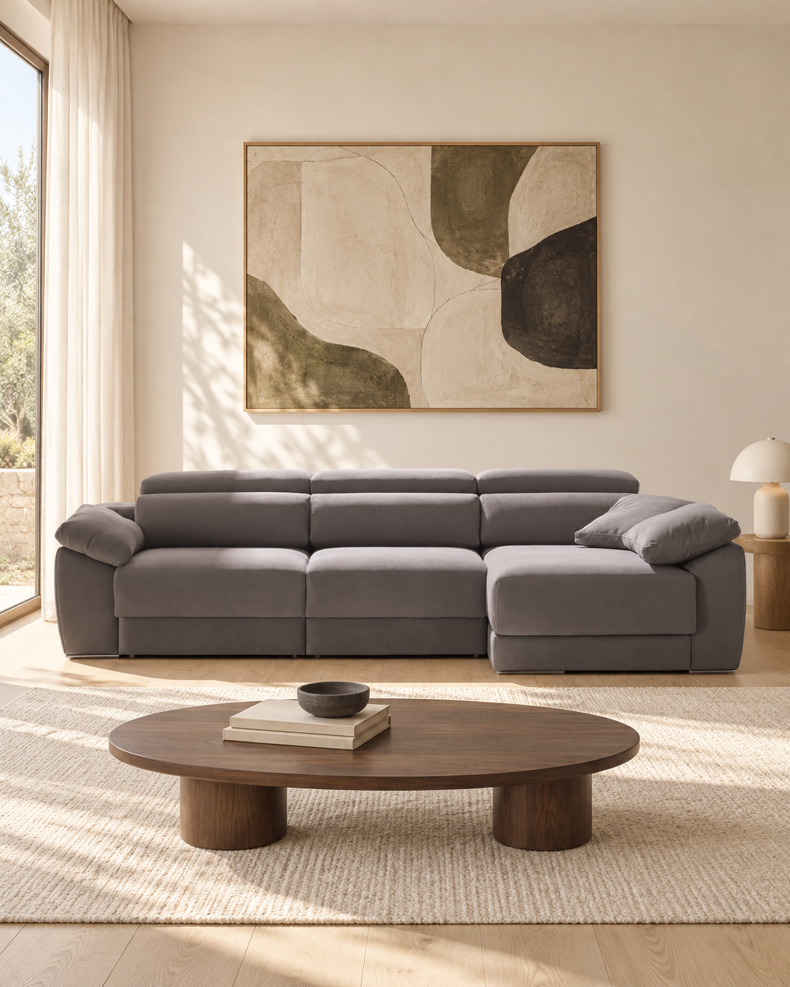 Sofá Alquézar gris con chaise longue en salón contemporáneo, con arte abstracto y madera natural.